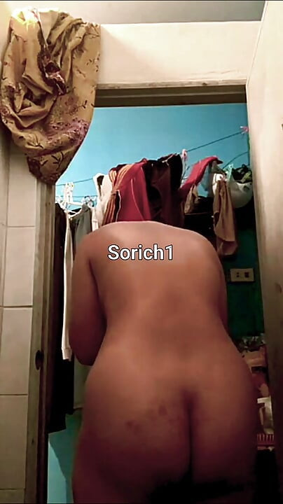 Minha esposa está tomando banho. Eu a estou assistindo secretamente.