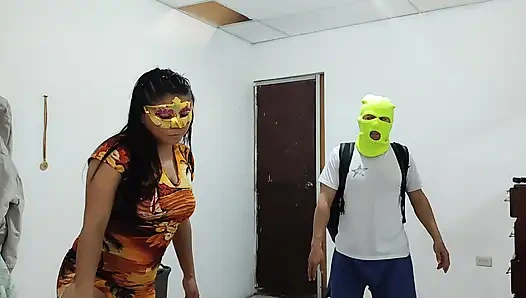 ALDATMALAR!! Üvey anne kocası uzaktayken üvey oğluna onu sikmesi için kendini suçlu hissettiriyor