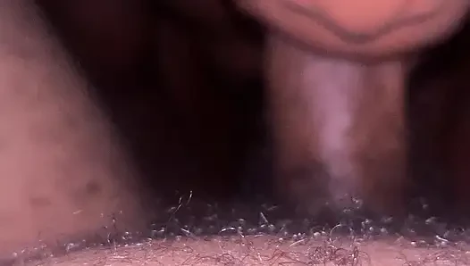 Seksi vücut amatör slimthick zenci genç kız Afrikalı büyük zenci yarağıyla oral seks yapıyor