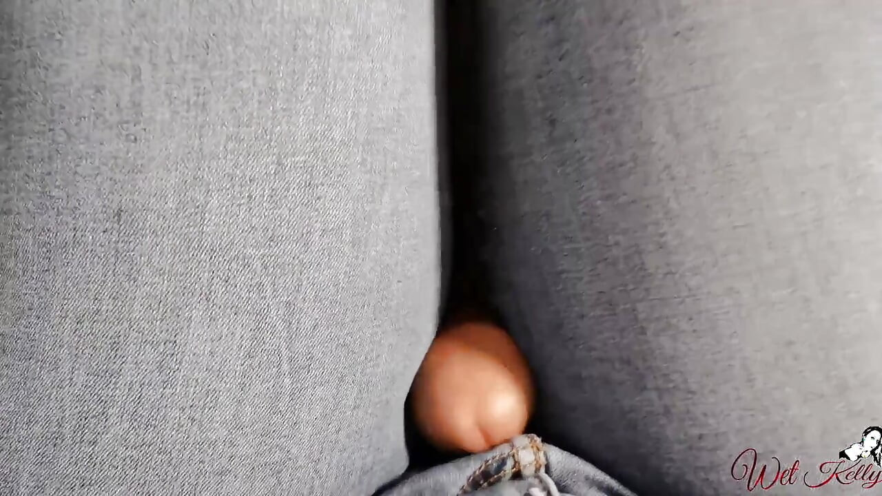 Quente milf em jeans azul seco transar com um pau duro