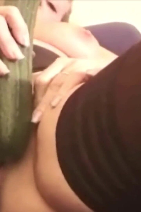 Francuska laska bawi się ogromną zabawką na swoim castingu