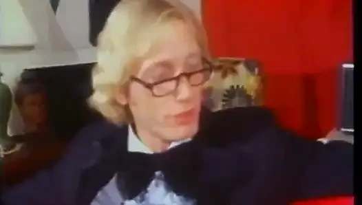 Sert kızıl saçlı piliç amcığını sikiyor