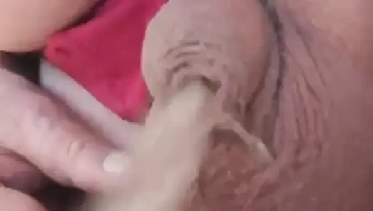 İşerken azgın, giyiniyor, oynuyor ve daha fazla işiyor