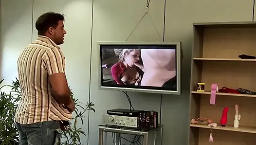 Vollbusige französische schlampe bekam hardcore-doppelfick zu dritt