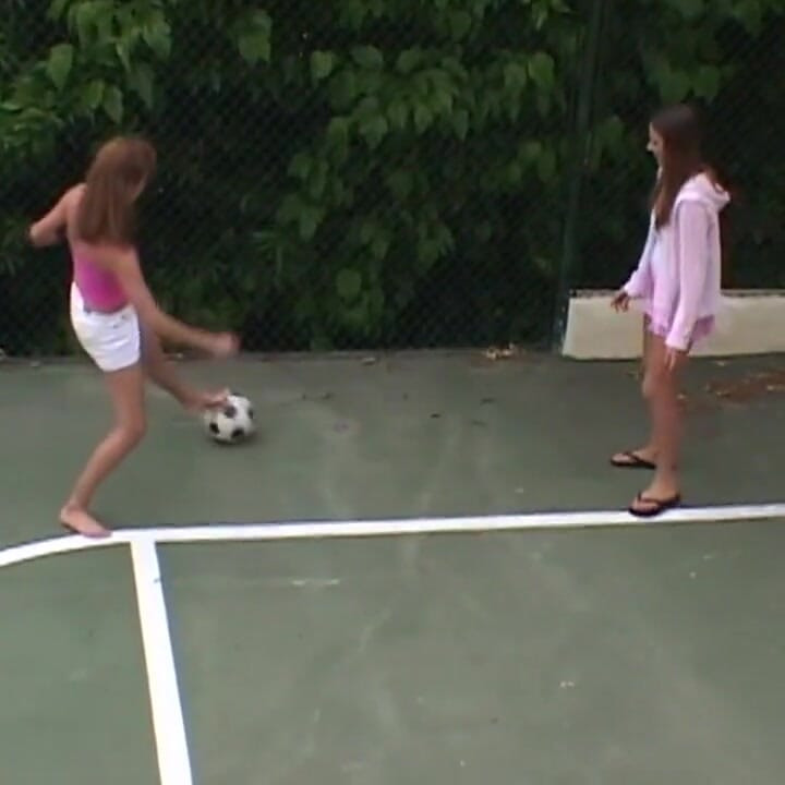 Fantastiche lesbiche tettone si scopano la figa a vicenda con lo strapon (Film completo)