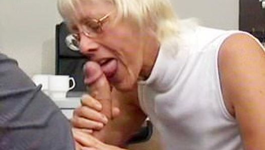 Бабушка принимает огромный член в офисе