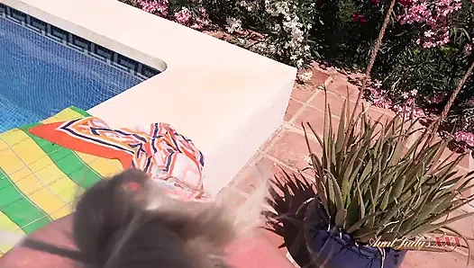 Treffen der heißen reifen MILF Maggie Moon am Hotelpool