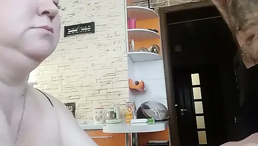 Tante semok ini dicrot sperma setelah nyepong kontol