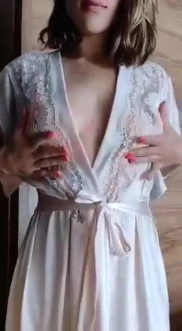 je retire mon peignoire blanc