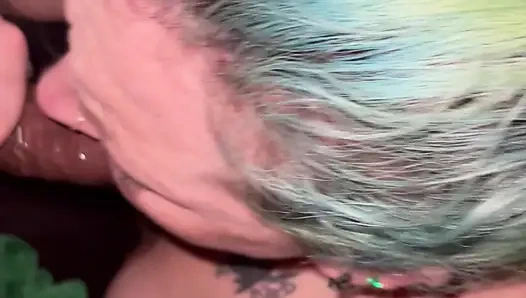 Meine kleine schlampe lutscht mich richtig