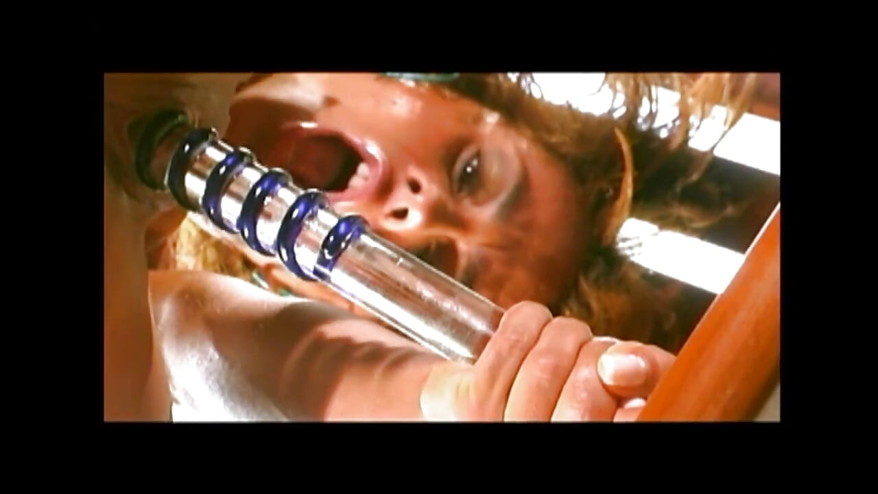 Сексуальная горячая девушка принимает хороший дилдо в ее сладкую киску