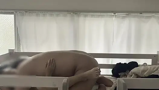 Kocasının uzakta olduğu evde ntr seks ♡ için ranz yatağında çıldıran aktif bir model evli kadın