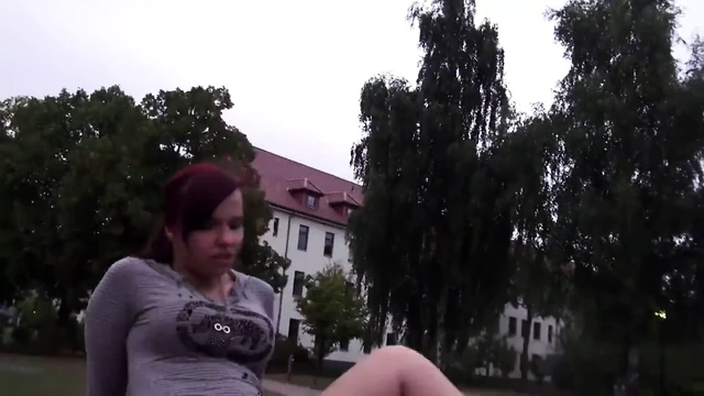 Dreiste.. Fotze wichst mitten auf Schulhof!