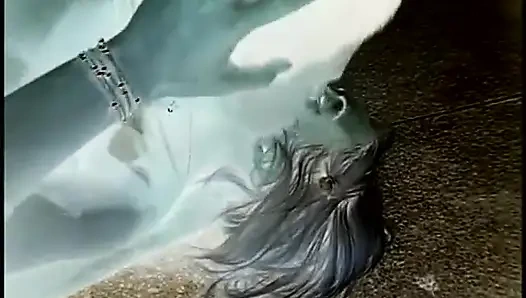 İki sarışın hatun bir grup azgın adam arasında paylaşılıyor