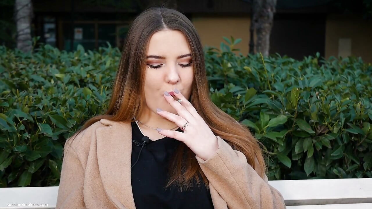 Ρωσίδα περνάει το μεσημεριανό της διάλειμμα καπνίζοντας 1 τσιγάρο