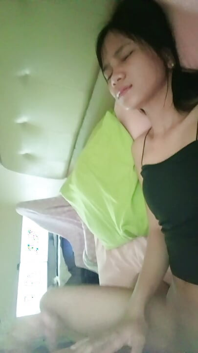 Caliente hermanastra videollamadas madrastra mientras se la follan!