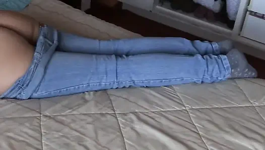 Üvey annemin götüyle mastürbasyon yapıyorum ve sert boşalıyorum, onu sikmek istiyorum.