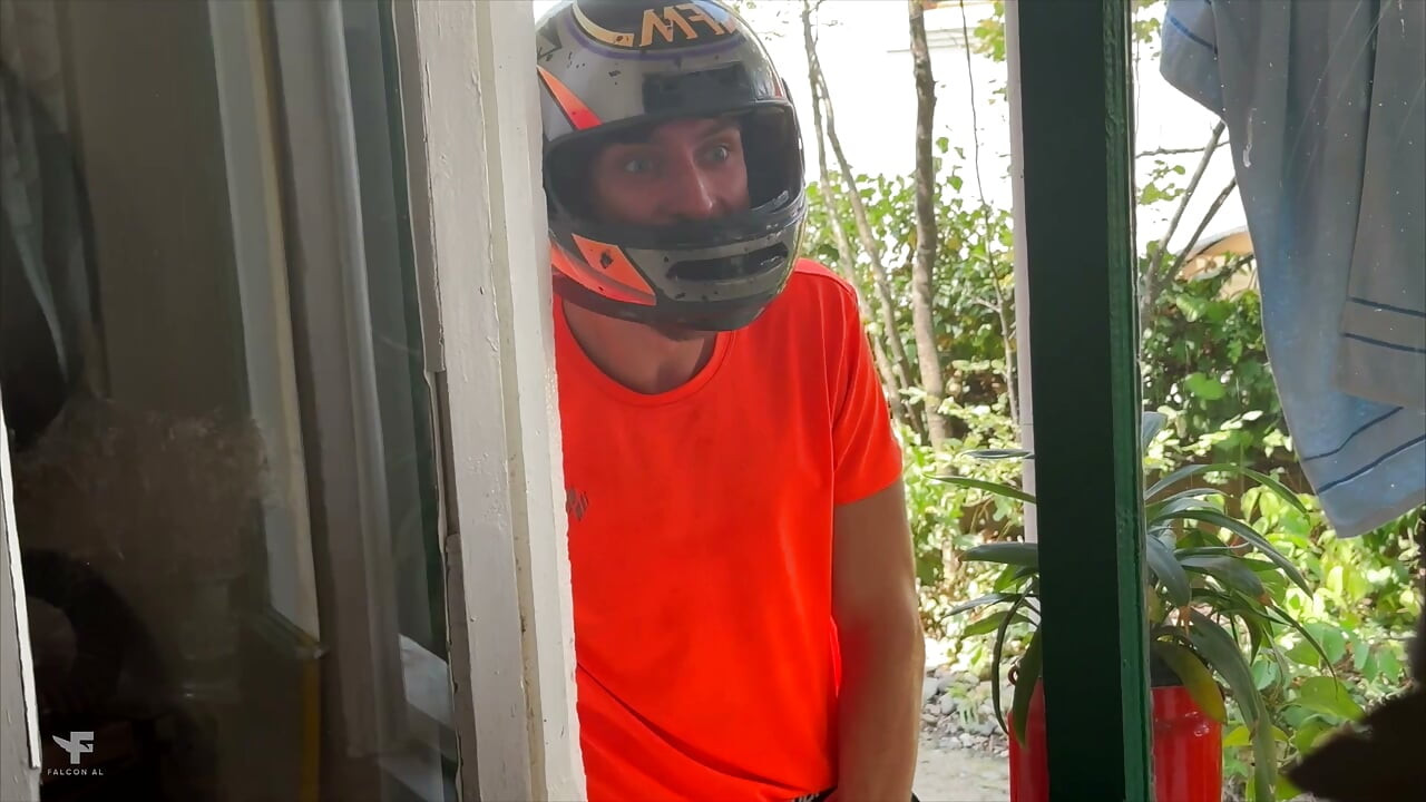 快递员粗暴地操收件人并射在他的洞里。