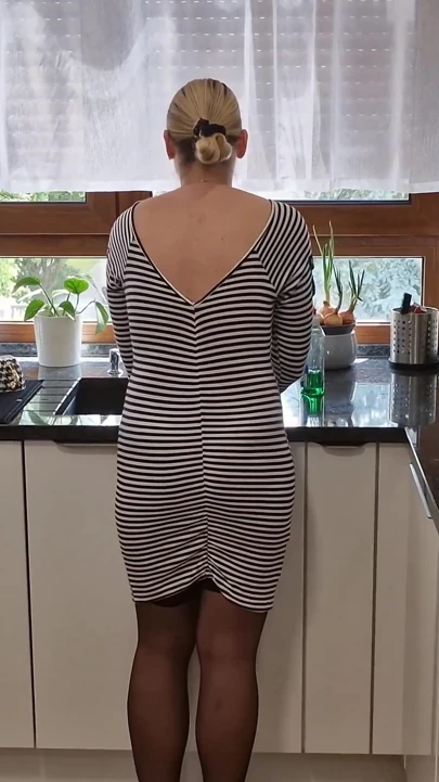与继母在厨房做爱, 而她洗碗时潮吹和中出