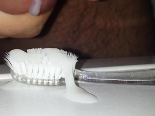 Камшот на зубную щетку сводной сестры