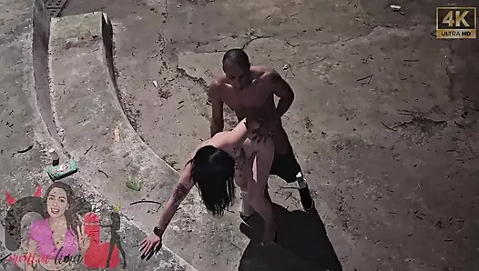 Pria kulit hitam dengan penis besar menemukan wanita seksi di alun-alun publik dan menyetubuhinya.