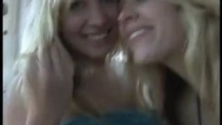 Две удивительные блондинки занимаются чувственным сексом