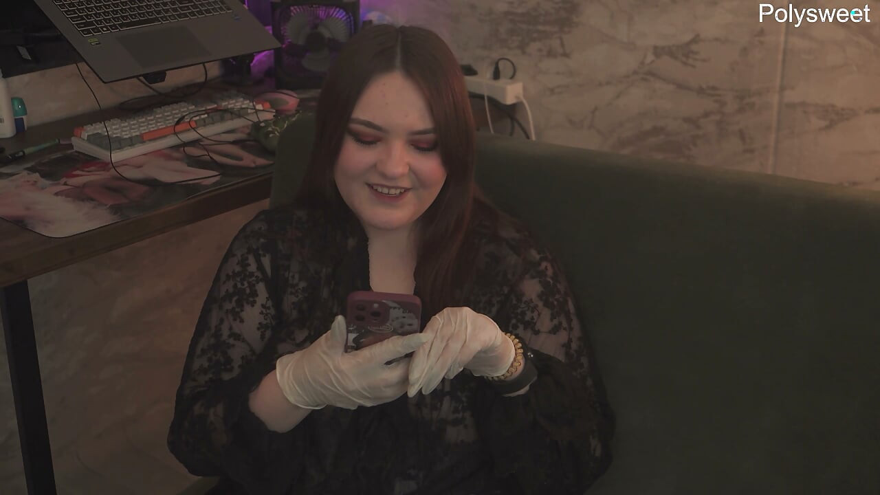 Historia porno - el tío disfrutó del coño de la chica y luego de su strap-on (ruso, femdom, cunnilingus, pegging, guantes de látex)