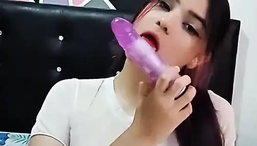 Porno aktrisi üvey babasına harika bir sakso çekiyor (gerçek ev yapımı)