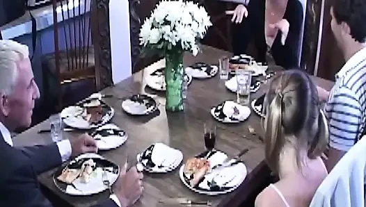 Reife brünette MILF sabbert auf zwei schwänze vor hartem fick