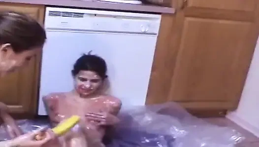 Cewek-cewek ceroboh di dapur dicambuk sampai dicrot di mana-mana