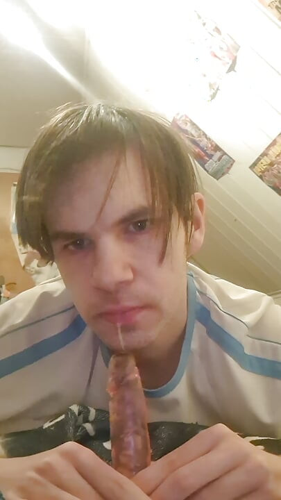 Začínající femboy umí sát, protože dildo hluboko