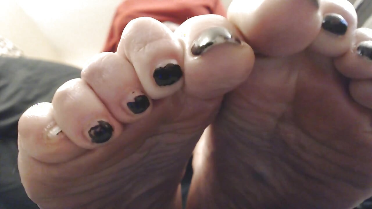 Dedos oleados bagunçados polonês dedo do pé curvado