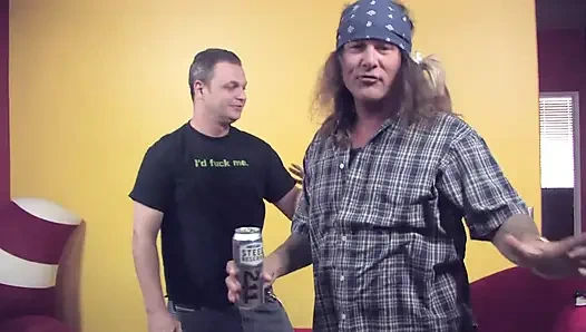 Versautes junges mädchen, das es liebt, harten schwanz in ihrem tiefen arsch zu fühlen ...