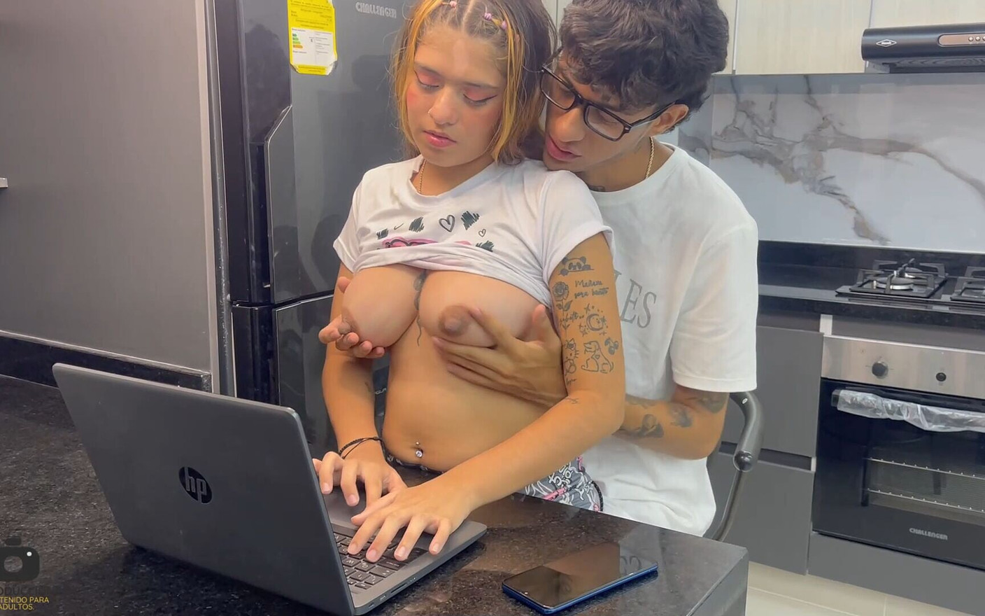 Eu ajudo minha meia-irmã com suas tarefas, e ela me paga de volta com uma bela foda.