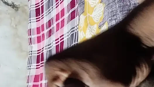 Üvey kız kardeşim beni🍆 yumruklarken gördü ve sonra karaya çıktı.