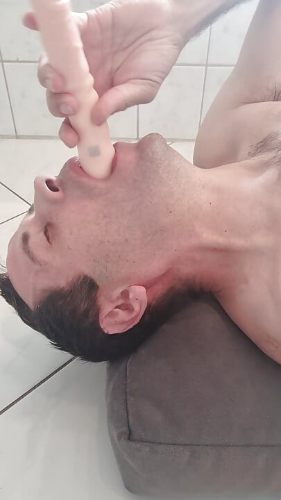 אני מזיין את הגרון של עצמי