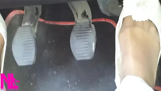 Pedal memompa dan mengemudi di jalan raya dengan flat yang usang lembut dan kaus kaki nilon