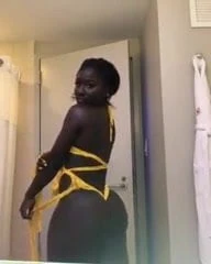 Incroyable fille à la peau foncée avec un gros cul