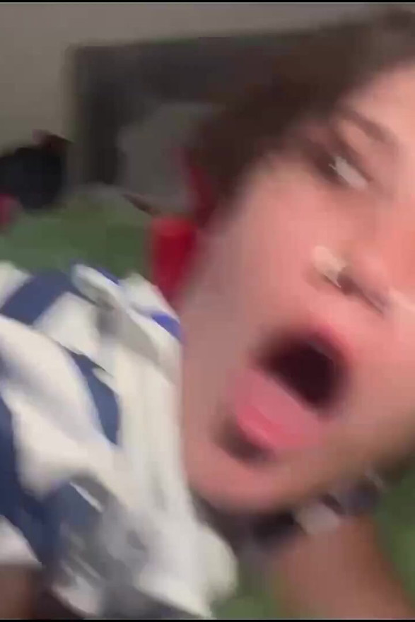 Bak kulissene! Ahanu Reed og Matt Bishop blir spist av insekter mens de filmer en scene!