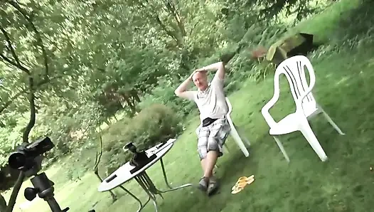 Eine Frau, Zwei Typen - Schlampe Wird Gebraten Und Mit Sperma Bedeckt