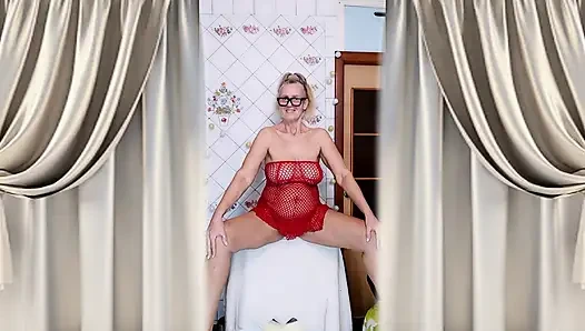 Lukerya si ibu rumah tangga hot menggoda sambil ngopi pagi-pagi dengan gaun jaring merah.