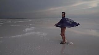 Dans erotic pe crusta de sare din Salt Lake Elton