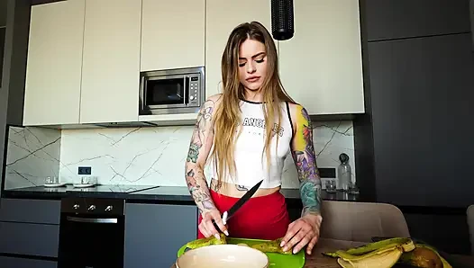 Bir salata hazırlıyordum ki aniden vajinam aktı... Aç bir orospu gibi penisini tuttu ve beni seviştirdi!