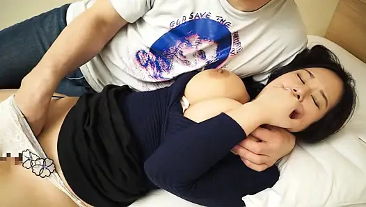 A069B12 [Eine Ehefrau mit einem wundersamen natürlichen brüsten des gottes j-cup] Eine verheiratete Frau mit brüsten, die garantiert zweimal gesehen werden.