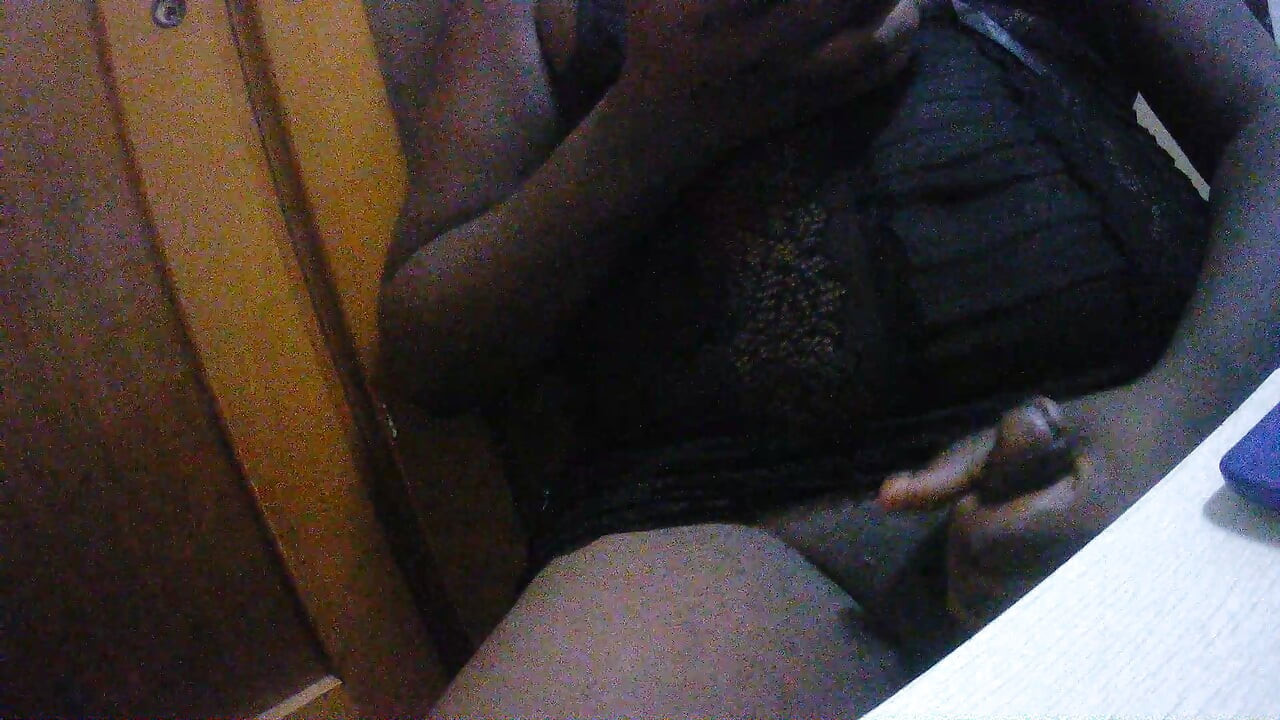 virgem crossdresser mostrando sua bunda e masturbando até porca
