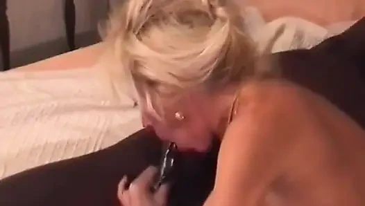 Зрелую блондинку трахает молодой черный паренек.