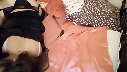 1990 - французская шлюшка в любительском видео, одетая в черное платье, черные атласные трусики, пояс, черная атласная подвязка, каблуки, чулки, трение в трусиках