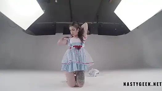 Возбужденная Alice в стране чудес получает стриптиз и сквирт в камеру