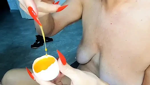 Orta yaşlı seksi kadın amcık biyolojisinde yakın çekim dölleme elle muamele