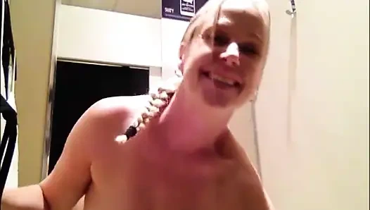 Развлечение со спермой в раздевалке